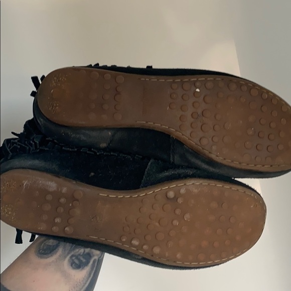 Minnetonka fringe boots🖤 - Picture 4 of 5